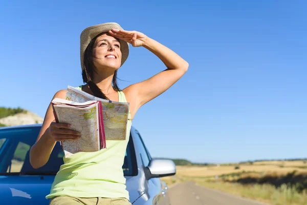 車旅行の夏休みに女性 — ストック写真