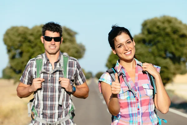 Couple in road hiking summer travel vacation — Stock Photo, Image