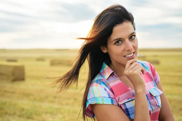 Vertrouwen nadenkend vrouwelijke boer — Stockfoto