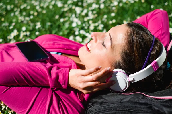 スポーティな女性のトレーニングの後の公園でリラックスします。 — ストック写真