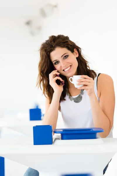 Femme détendue buvant du café dans un bar d'été — Photo