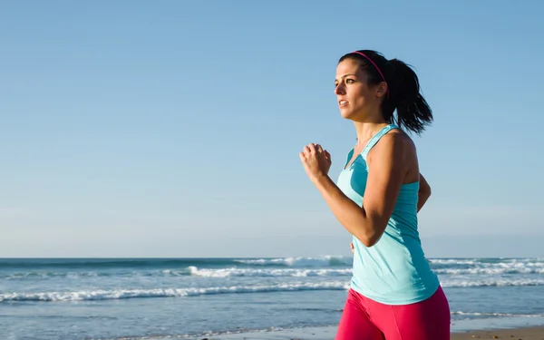 Woman running on summer beach — Stock Photo, Image