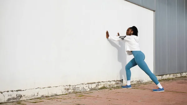 Atlet Perkotaan Wanita Berlatih Luar Menjalankan Betis Peregangan Pemanasan — Stok Foto