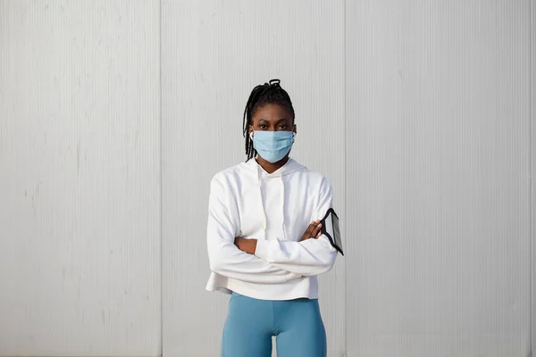Πορτρέτο Γυναίκας Αθλήτριας Αυτοπεποίθηση Που Φοράει Μάσκα Κατά Του Κορωνοϊού — Φωτογραφία Αρχείου