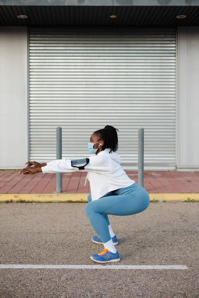 Atleta Urbana Treinando Fora Mulher Esportiva Fazendo Agachamentos Para Aquecer — Fotografia de Stock