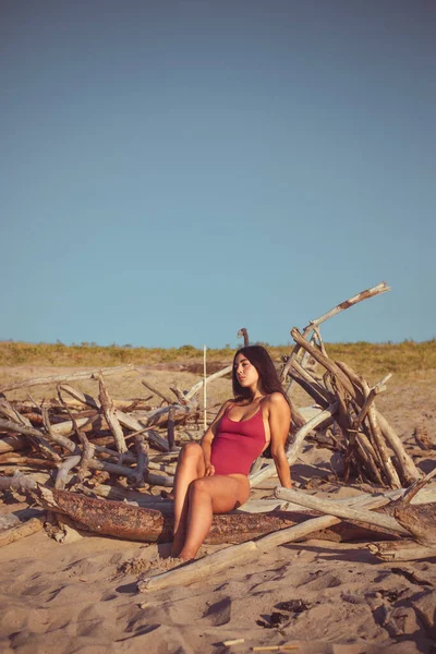 Bellezza Naturale Giovane Donna Costume Bagno Retrò Rilassante Spiaggia Vacanza — Foto Stock