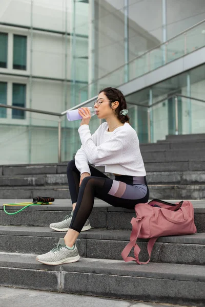 若いスポーティ女性は 飲料水のためのワークアウト休憩を取る 都会の健康的なフィットネスライフスタイル — ストック写真