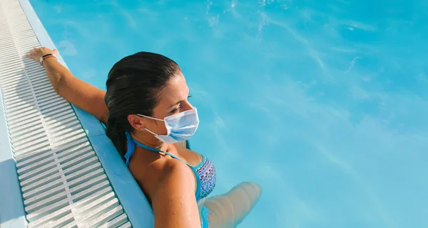 Ung Avslappnad Kvinna Bär Ansiktsmask Mot Covid Sommarsemester Pandemi — Stockfoto