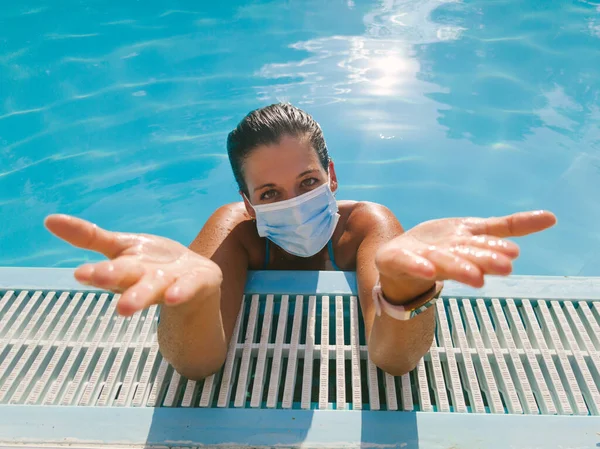 暑假期间 年轻快乐的女人带着面具对抗科维德19型流感大流行 — 图库照片