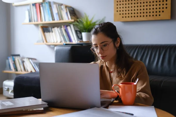 Jovem Estudante Inteligente Usando Laptop Casa Mulher Ocupada Inteligente Trabalhando — Fotografia de Stock