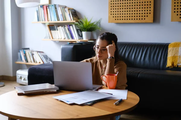 Jovem Mulher Inteligente Fazendo Trabalho Chato Estudando Com Seu Laptop — Fotografia de Stock