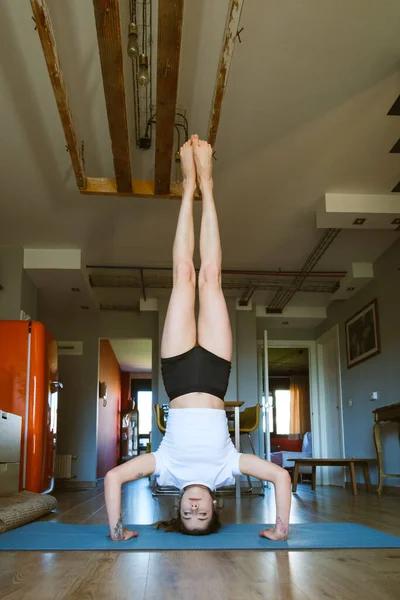 年轻健康的女人在家里做瑜伽平衡运动 体态苗条的女孩在室内锻炼 健康健康的生活方式 — 图库照片
