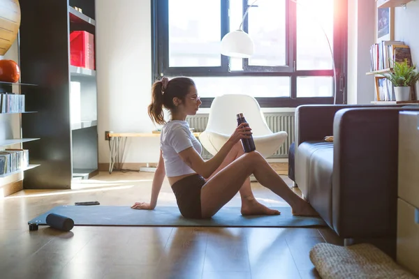 Relajada Mujer Joven Forma Tomando Descanso Escuchando Música Altavoz Inalámbrico — Foto de Stock