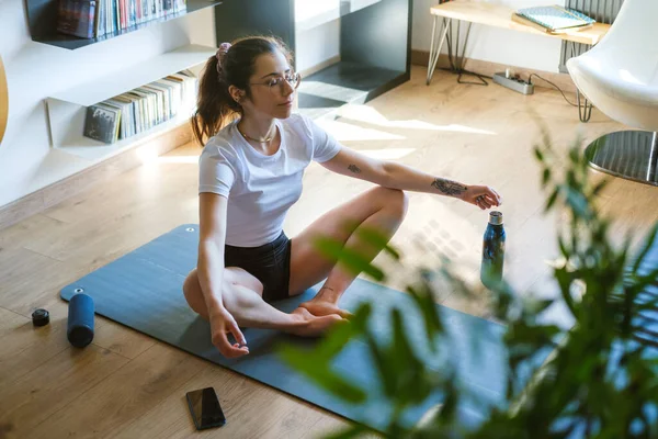 Jonge Fitte Vrouw Doet Ademhalingsoefening Voor Meditatie Tijdens Het Luisteren — Stockfoto