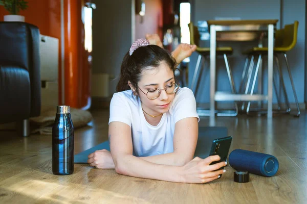 Młoda Zdrowa Kobieta Korzystająca Smartfona Odtwarzania Muzyki Przenośnym Głośniku Podczas — Zdjęcie stockowe