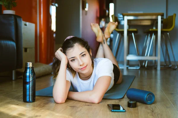 舒缓而成功的年轻健康女性在家进行室内健身时休息的肖像 — 图库照片