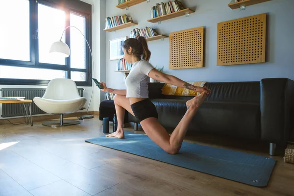 Sportieve Fitness Jonge Vrouw Stretching Lichaamsbeweging Thuis Fit Meisje Met — Stockfoto