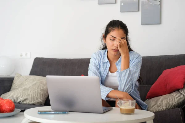 Cansado Espantado Mulher Latina Casual Sofrendo Fadiga Ocular Usar Seu — Fotografia de Stock