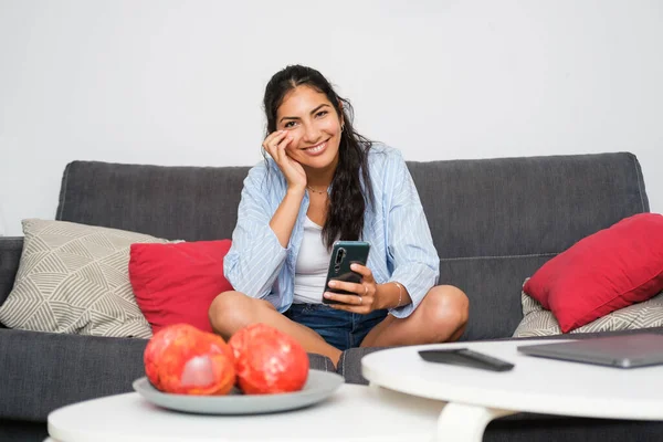 Gelukkig Casual Latin Vrouw Sms Haar Smartphone Zitten Haar Bank — Stockfoto