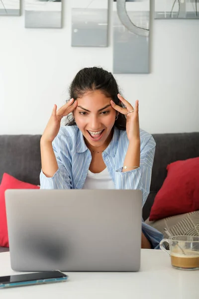 Engraçado Espantado Mulher Latina Casual Olhando Para Sua Tela Laptop — Fotografia de Stock