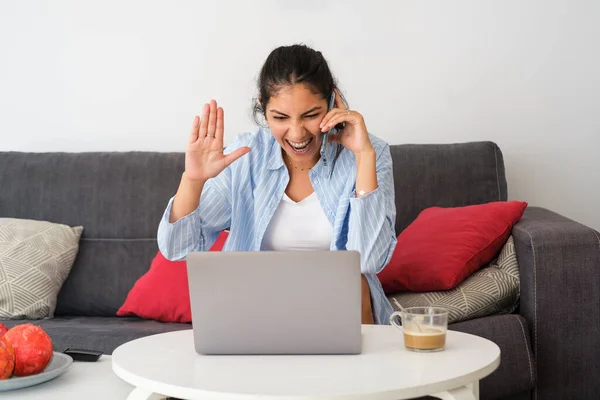 Jonge Opgewonden Latijnse Casual Vrouw Mobiele Telefoon Bellen Met Behulp — Stockfoto