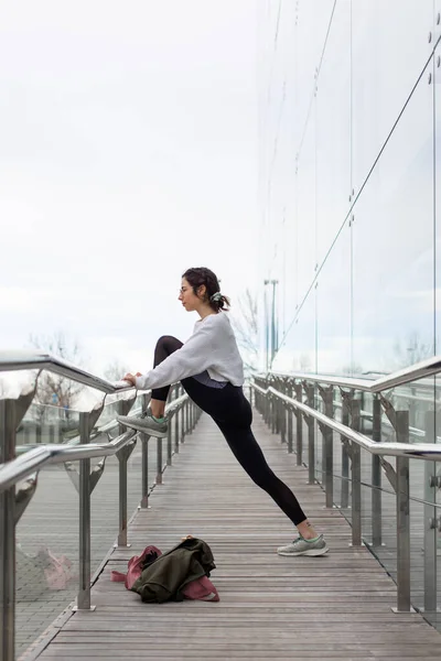Zijaanzicht Van Jonge Sportieve Vrouw Opwarmen Doen Stretching Oefening Voor — Stockfoto