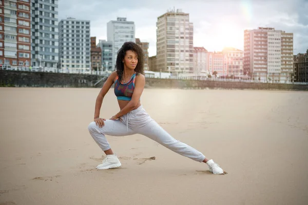 Fitness Young Black Fit Woman Training Exercising City Beach Gijon — Φωτογραφία Αρχείου