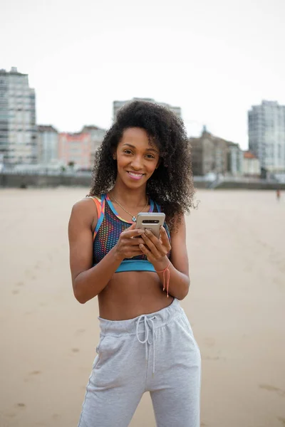 Urban Fit Sporty Woman Using Smartphone Workout App Training Outdoors — Stockfoto