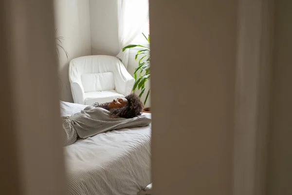 Relaxed Woman Daydreaming Resting Her Bed Morning Home Relax Tranquility — ストック写真
