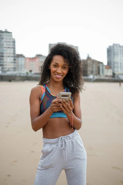 Urban Fit Sporty Woman Using Smartphone Workout App Training Outdoors Royaltyfria Stockbilder
