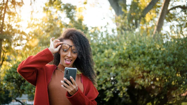 Expresivo Estilo Afro Peinado Negro Mujer Sorprendida Mientras Mira Teléfono — Foto de Stock