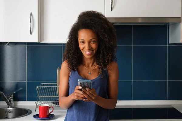 Lässige Afro Frisur Frau Hause Mit Smartphone Für Videoanrufe Aus — Stockfoto