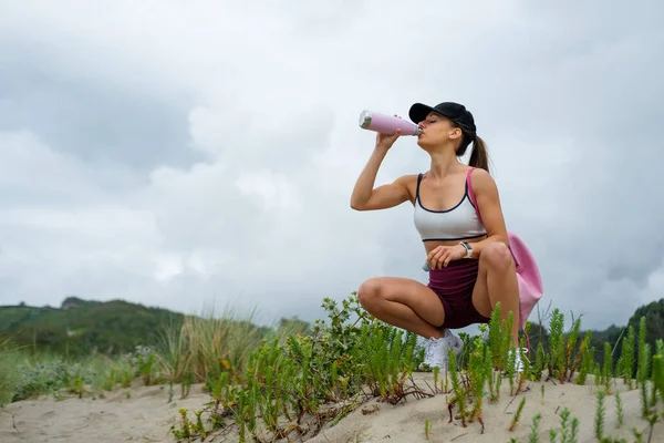 Sportif Formda Bir Kadın Açık Havada Içmek Için Dinleniyor — Stok fotoğraf