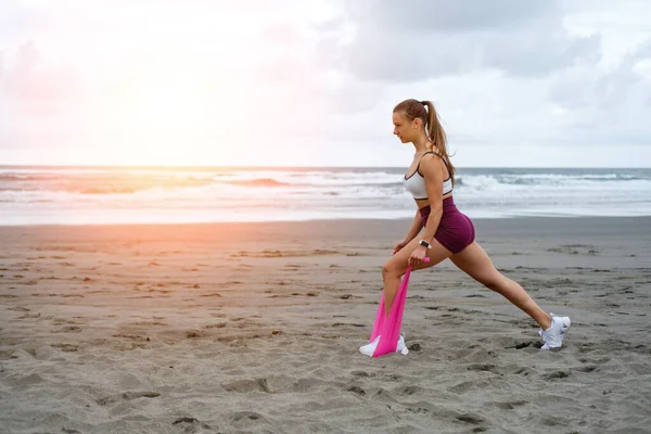 Fit Sporty Young Woman Exercising Beach Female Athlete Training Leg — Stock Photo, Image