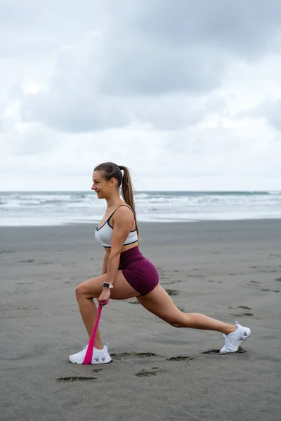 Fit Sporty Young Woman Exercising Beach Female Athlete Training Leg — Stock Photo, Image