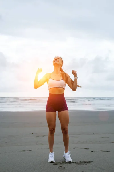 Aptidão Motivação Treino Sucesso Sporty Fit Mulher Bem Aventurada Celebrando — Fotografia de Stock