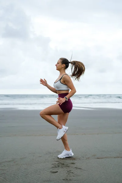 Atleta Feminina Correndo Lugar Praia Mulher Desportiva Fitness Treino Livre — Fotografia de Stock