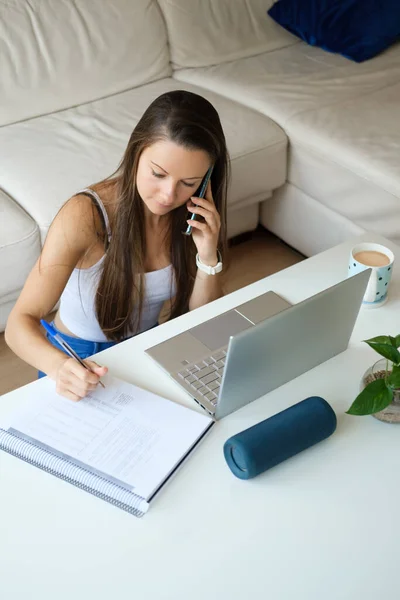 Buysy Young Woman Telecommuting Stuying Home Using Laptop — Stock Photo, Image