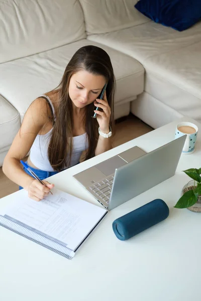 Kaufsüchtige Junge Frau Telefoniert Oder Studiert Hause Mit Laptop Stockfoto