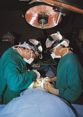 iki cerrah ameliyat