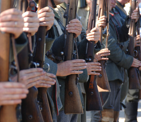 Вооружённые солдаты
