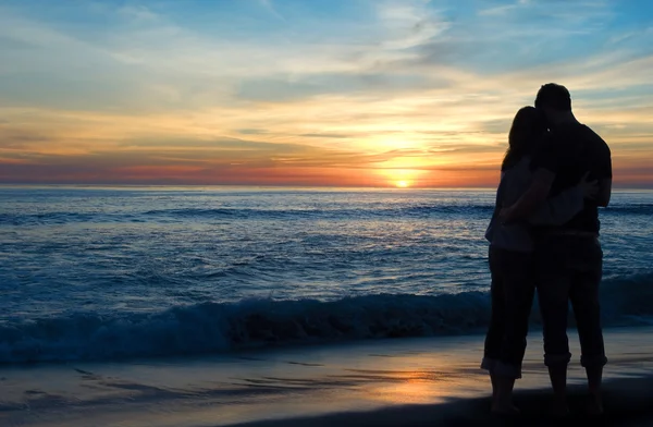 Couple regardant coucher de soleil — Photo