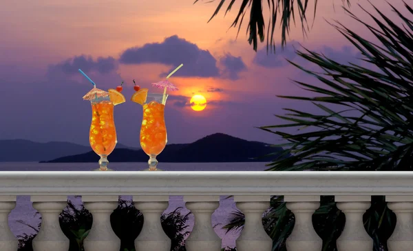 Boissons sur un balcon tropical — Photo