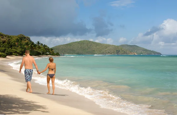 Tropik plajda bir çift — Stok fotoğraf