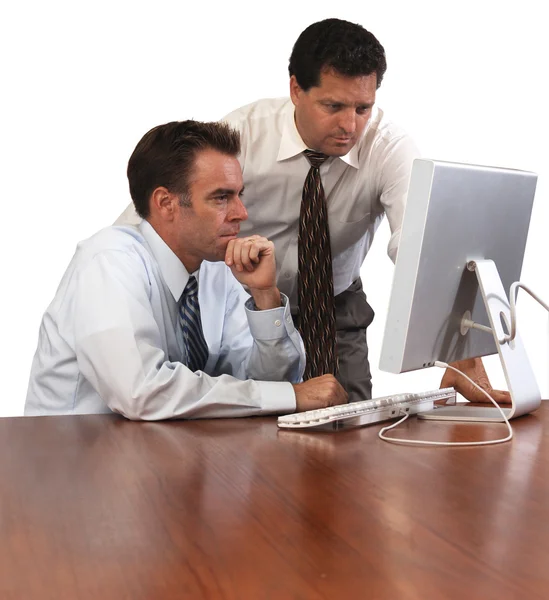 Två män tittar på en dator — Stockfoto