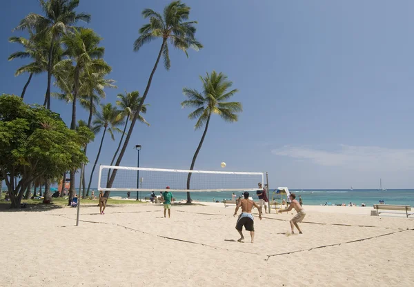 Plajda voleybol — Stok fotoğraf