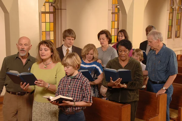 Zingen hymnen in kerk Stockfoto