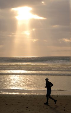 Kumsalda koşuyorum.