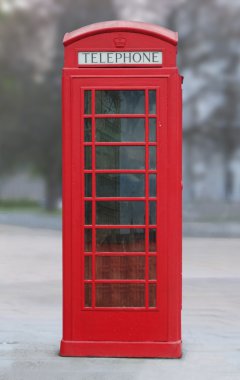 Kırmızı Londra telefon kulübesi