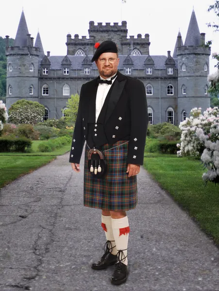 Skotsk man framför inverary castle — Stockfoto